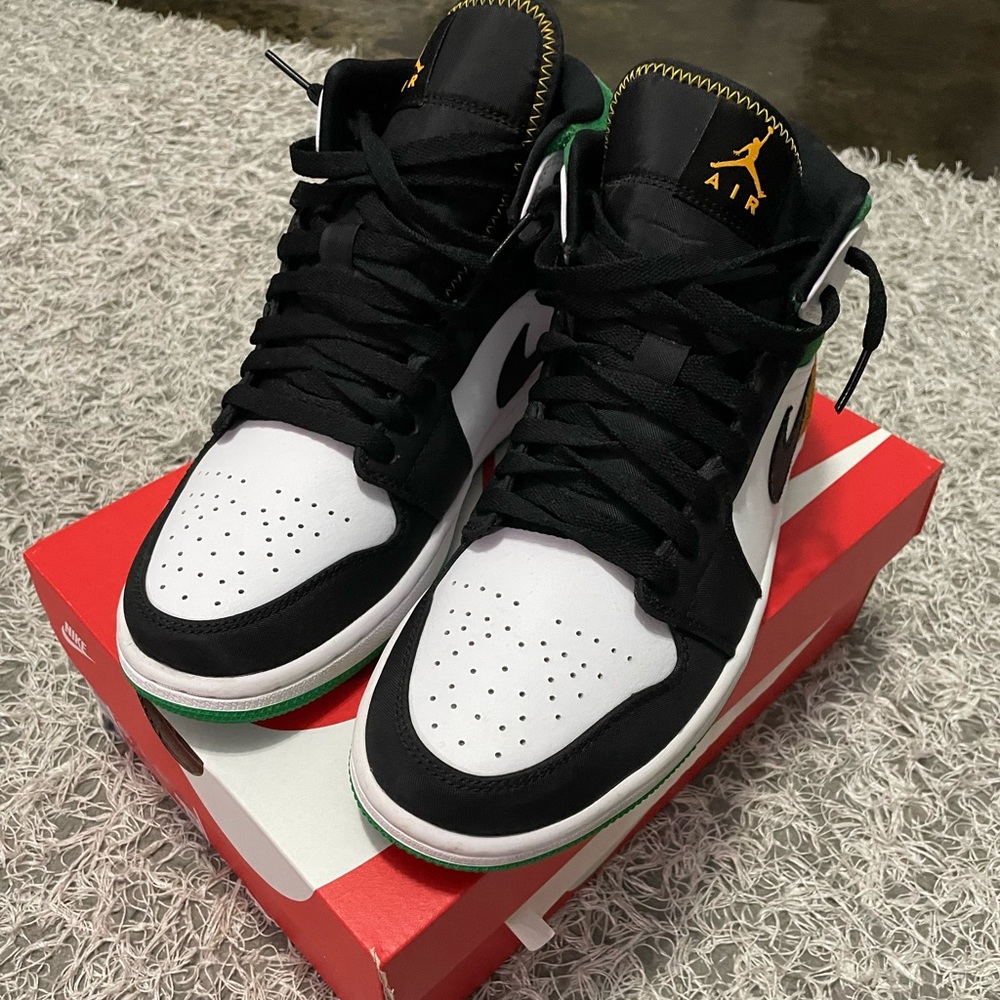 air jordan 1 mid oaklands